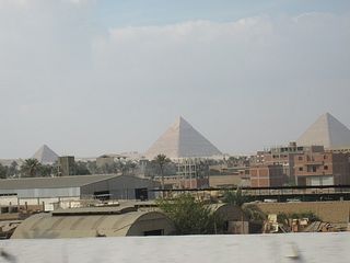 Illustration for article titled Nine Timeless Monuments Photobombed By the Modern Era